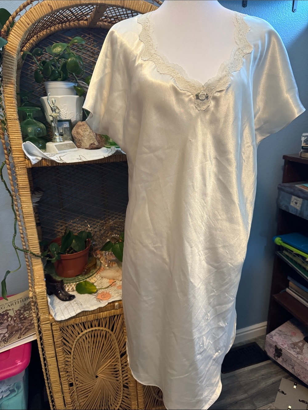 SZ Large Delicate Treasures Satin Nightgown Ivory Lace Trim honeymoon lightweigh